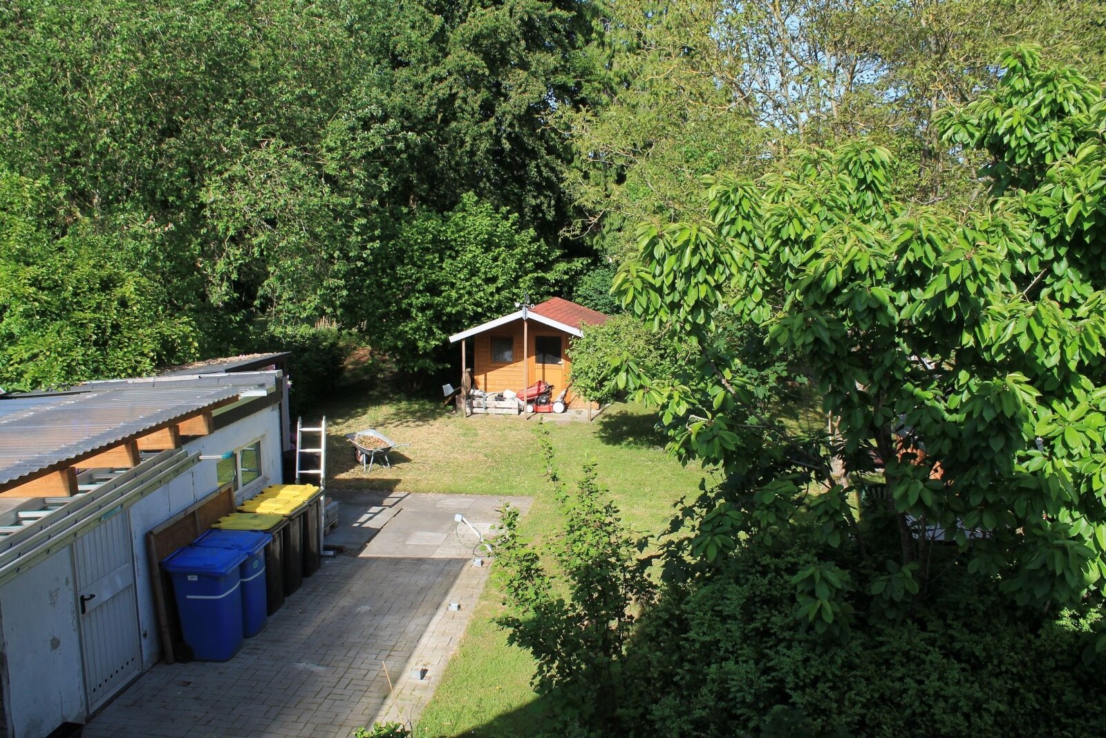 Gartenpartie mit Blockhaus Gartenpartie mit Blockhaus