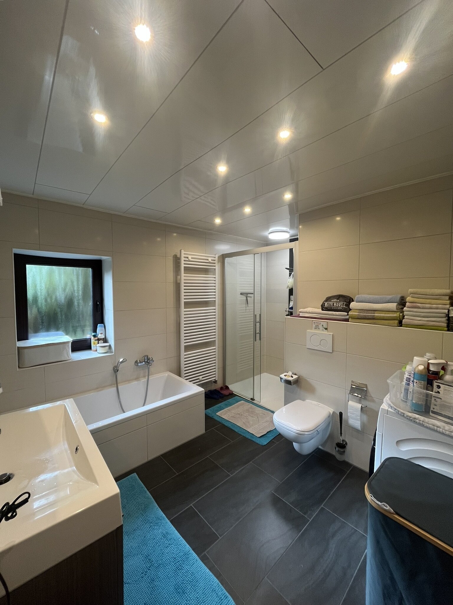 Neues Bad mit begehbarer Dusche Neues Bad mit begehbarer Dusche